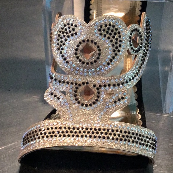 Gold /Black Las Vegas Wedges. Worn once to a show in LV 🎲🎰 - Picture 2 of 9